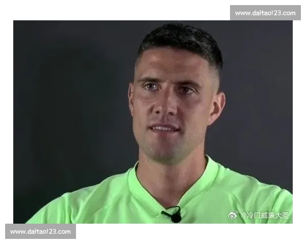 退役 1 天火速复出!凯利披红军传奇战袍再战斯坦福桥 退役 1 天火速复出!凯利披红军传奇战袍再战斯坦福桥